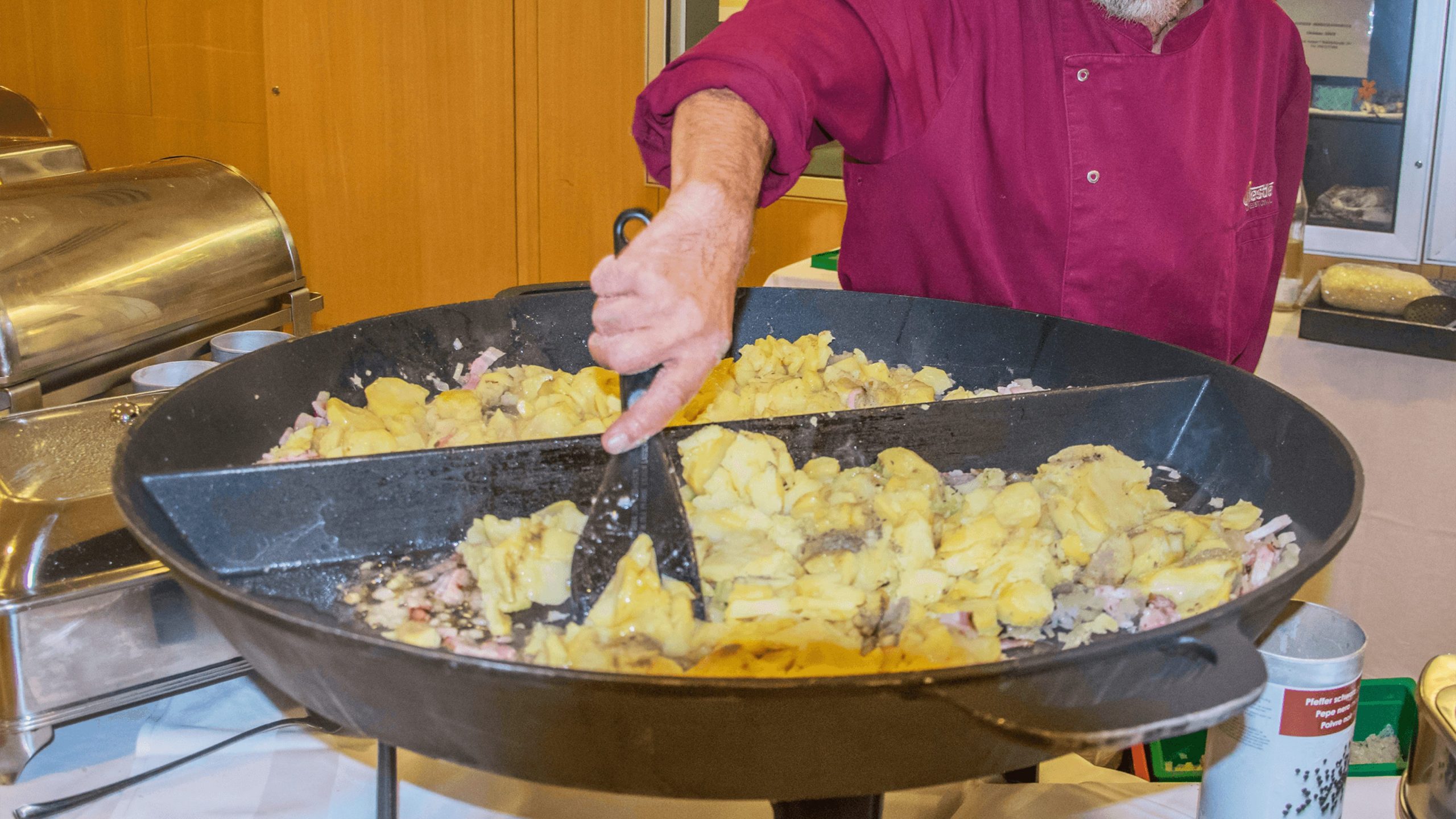 Ehspokoch in der Riesenpfanne Gabriel Catering Irdning